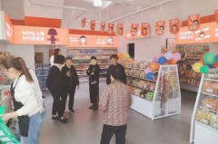 <strong>区设置正在店肆靠里面</strong>